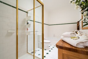 Combined shower/bathtub, hair dryer, towels, soap