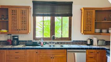 JÀÀkaappi, mikroaaltouuni, uuni, liesi