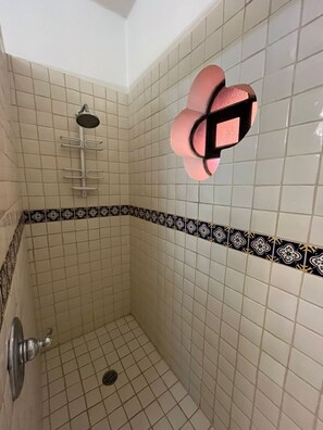 Bañera, bañera de hidromasaje, secador de pelo, toallas