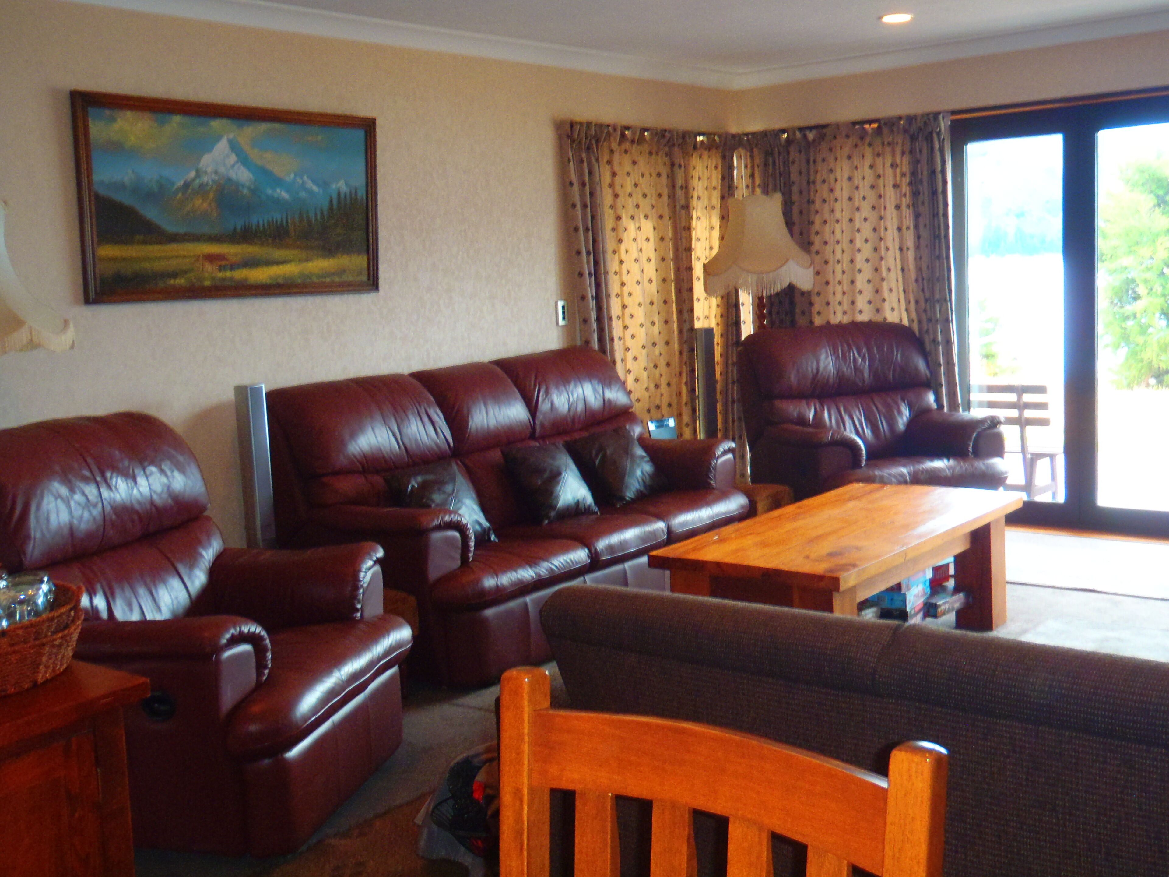 テレビ、暖炉、DVD プレーヤー、書庫