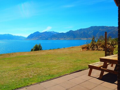 Lakefront House - overlooking Lake Hawea
