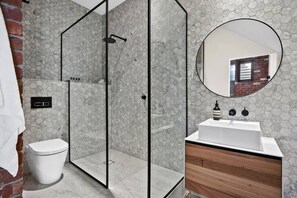 Douche, sèche-cheveux, serviettes fournies