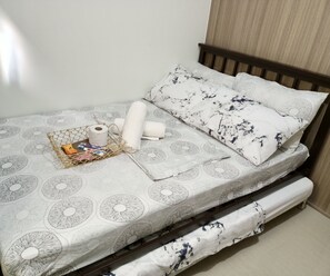 1 slaapkamer, een strijkplank/strijkijzer, gratis wifi, beddengoed