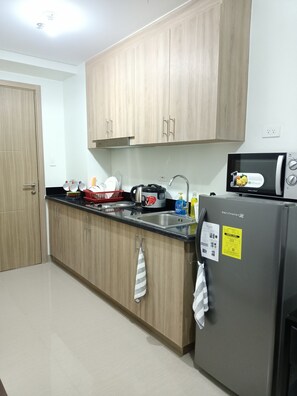 Réfrigérateur, micro-ondes, plaque de cuisson, bouilloire électrique