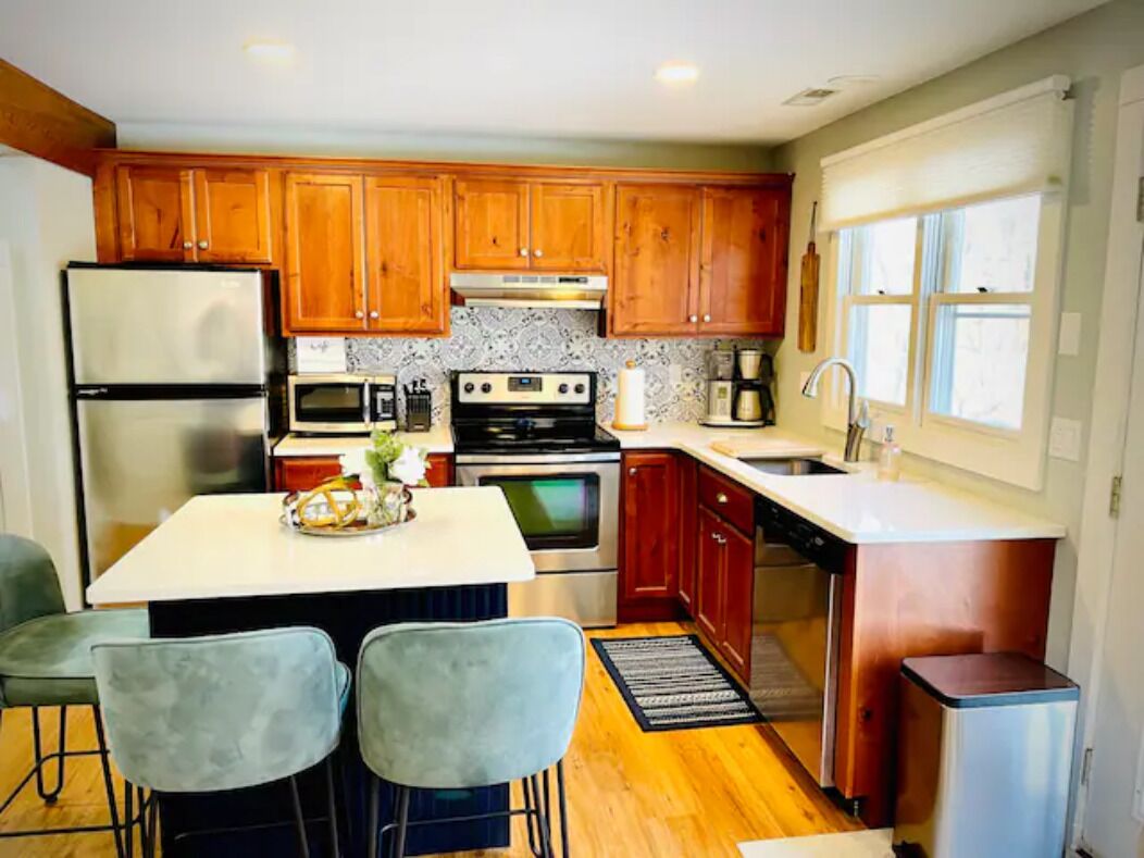 Charming Lakeside Cottage with resort amenities