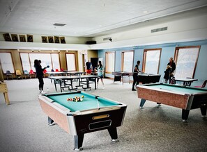 Game room - Charming Lakeside Cottage with resort amenities (Galena)