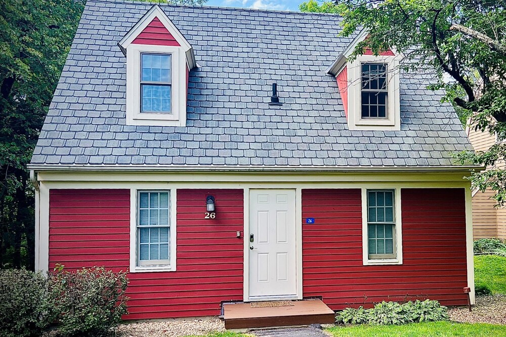Charming Lakeside Cottage with resort amenities