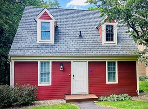 Exterior - Charming Lakeside Cottage with resort amenities (Galena)