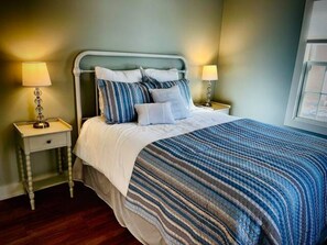 2 soverom, skrivebord, strykejern/-brett og reiseseng for barn