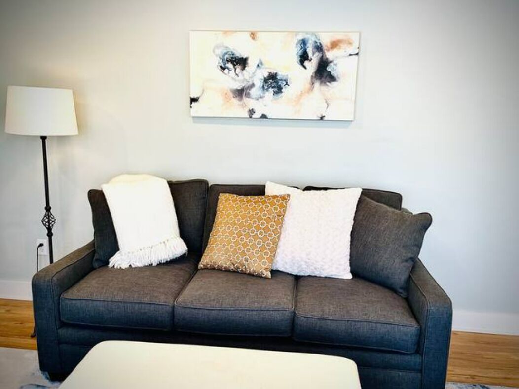 Charming Lakeside Cottage with resort amenities