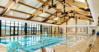 Charming Lakeside Cottage with resort amenities