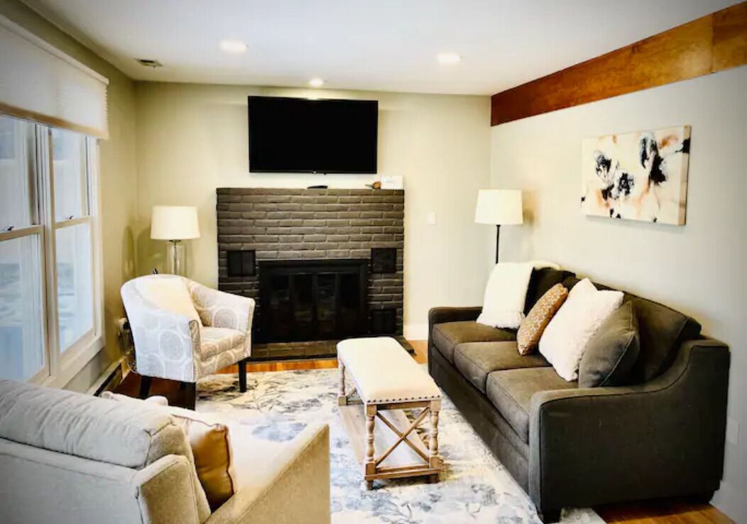 Charming Lakeside Cottage with resort amenities