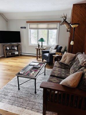 Smart-TV, Kamin, Bücher