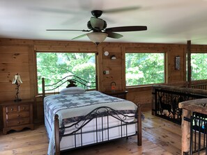 1 habitación, tabla de planchar con plancha y cuna de viaje