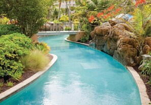 Utendørsbasseng og et oppvarmet basseng