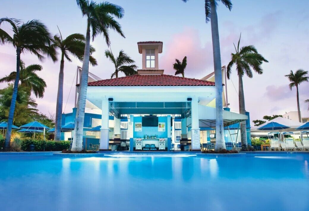 Alberca al aire libre y alberca climatizada