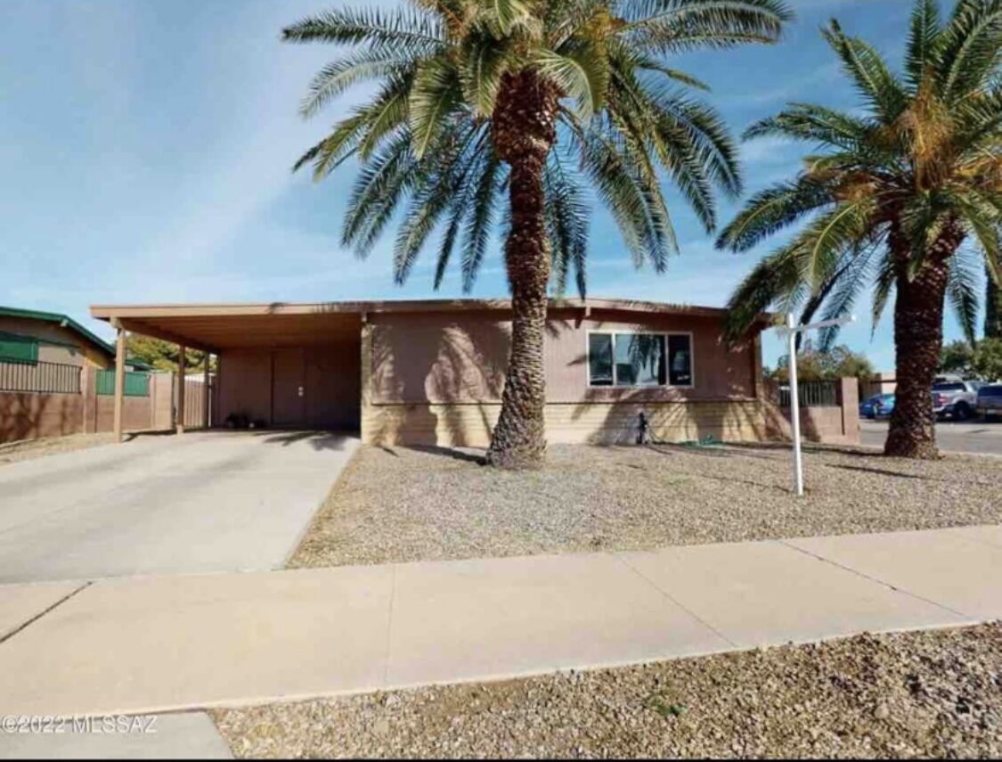 3 Bedroom home with mountain views and private parking . Pet friendly