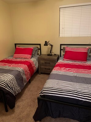 3 habitaciones, tabla de planchar con plancha y cuna de viaje 