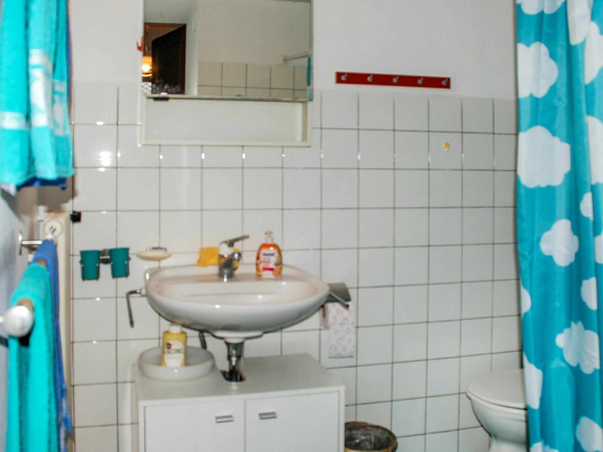 Mirror, Tap, Sink, Property, Plumbing Fixture, Bathroom Sink, Blue, Green, Purple, Bathroom