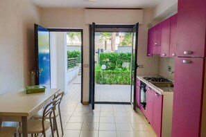 Kühlschrank, Ofen, Herdplatte, Kochgeschirr/Geschirr/Besteck