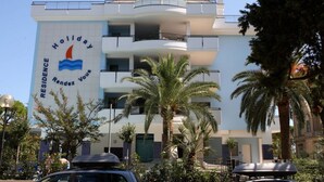 A multi-story building with balconies and a large sign reading "Holiday Residence Vendez". - Holiday Rendez Vous 4 - Two-room apartment on ground floor with garden (Pineto)