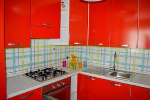 Refrigerador, horno, parrilla de estufa y utensilios de cocina 