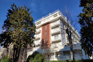 A multi-story building with balconies, surrounded by trees. - Prestige - Stella Marina - Apartment with terrace and sea view (Pineto)