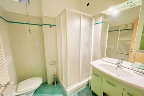 A bathroom with a toilet, shower, sink, and mirror. - Prestige - Stella Marina - Apartment with terrace and sea view (Pineto)