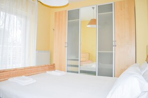 A hotel room with a bed, a wardrobe, and a window with curtains. - Prestige - Stella Marina - Apartment with terrace and sea view (Pineto)