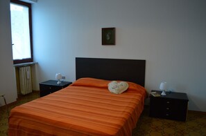 3 bedrooms, bed sheets - Parco della Pace - Second floor apartment with sea view balcony (Pineto)