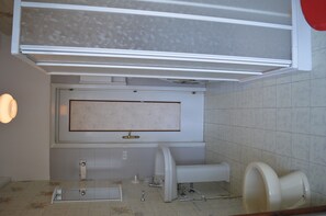 Suihku, hiustenkuivaaja, bidee, pyyhkeet