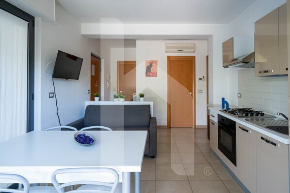 Kühlschrank, Ofen, Herdplatte, Kochgeschirr/Geschirr/Besteck