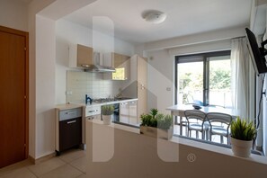 Kühlschrank, Ofen, Herdplatte, Kochgeschirr/Geschirr/Besteck