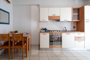 Kühlschrank, Ofen, Herdplatte, Kochgeschirr/Geschirr/Besteck