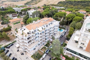 A multi-story hotel with balconies, a swimming pool, and a parking area. - The Holiday Rendez Vous Residence is located in the heart of the town of Pineto, just a short walk from the beach and the main street. Apartment 39, on the ARIA floor, on the third floor from the Residence's main entrance, is also accessible (Pineto)
