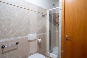 A bathroom with a shower, toilet, and a towel rack. - Holiday RendeZ Vous 39 - Third floor apartment with side sea view (Pineto)