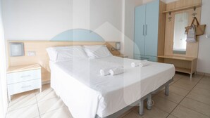A bedroom with a bed, a nightstand, a wardrobe, and a mirror. - Holiday Rendez Vous 15 - Ground floor apartment with balcony and side sea view (Pineto)