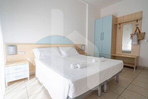 1 bedroom, WiFi, bed sheets - Holiday Rendez Vous 15 - Ground floor apartment with balcony and side sea view (Pineto)