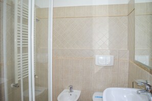 A bathroom with a glass shower enclosure, a pedestal sink, and a toilet. - Holiday Rendez Vous 16 - First floor apartment with balcony and pool view (Pineto)