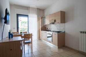 Kühlschrank, Ofen, Herdplatte, Kochgeschirr/Geschirr/Besteck