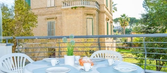 Holiday Rendez Vous 18 - First floor apartment with side sea view