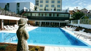 Piscina coberta i piscina a l'aire lliure