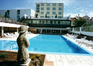 Inomhuspool och utomhuspool