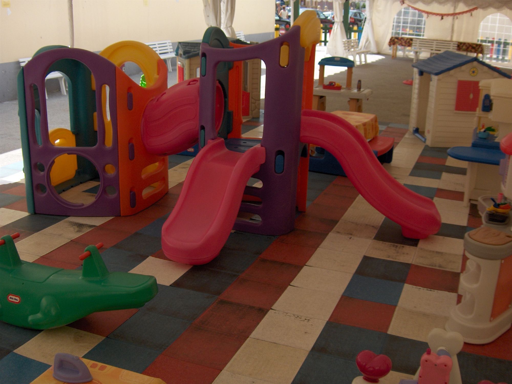 Een speelruimte voor kinderen met een glijbaan en klimconstructies.