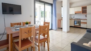 Een modern appartement met een eethoek, keuken en woonkamer.