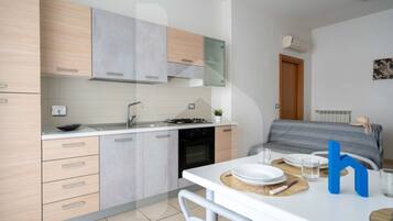 Frigorifero, forno, piano cottura, pentole/stoviglie/utensili