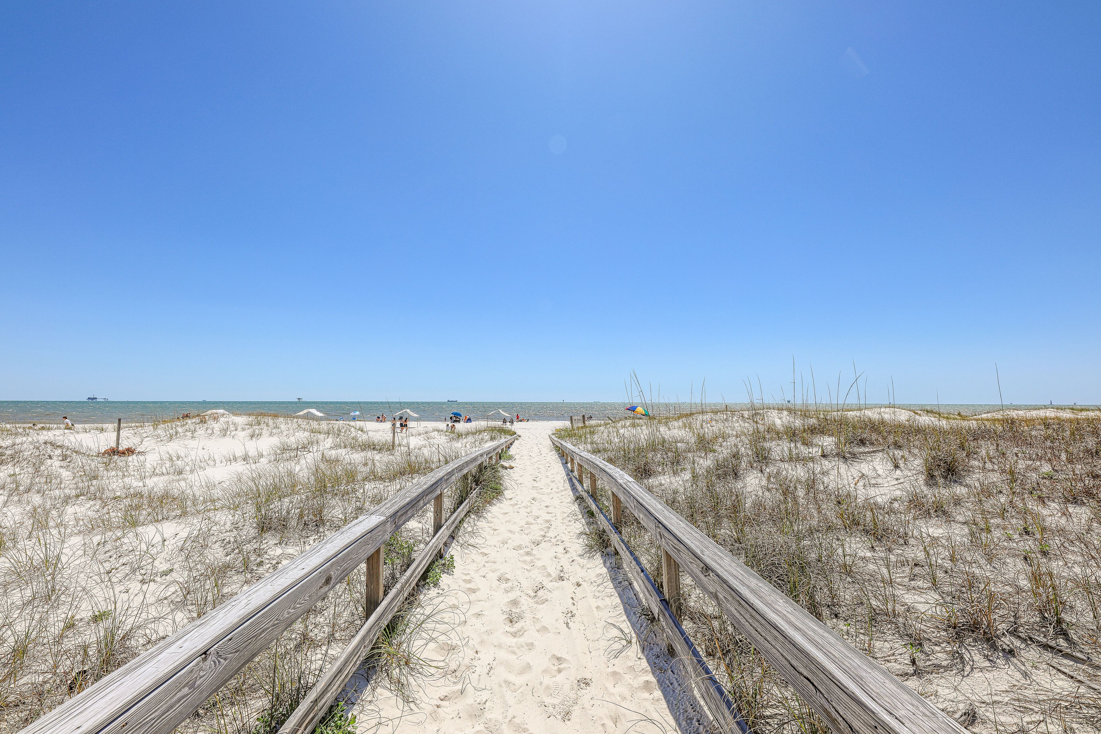 Sur la plage, chaise longue