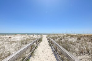 En la playa y camastros 