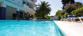 El Residence Holiday Rendez Vous nació en pleno corazón de la ciudad de Pineto, a pocos pasos de la playa y de la calle principal. El apartamento 57, en el piso SABBIA, entresuelo con acceso desde la entrada principal de la Residencia, es un departamen
