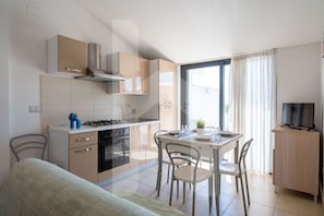 Frigorifero, forno, piano cottura, pentole/stoviglie/utensili